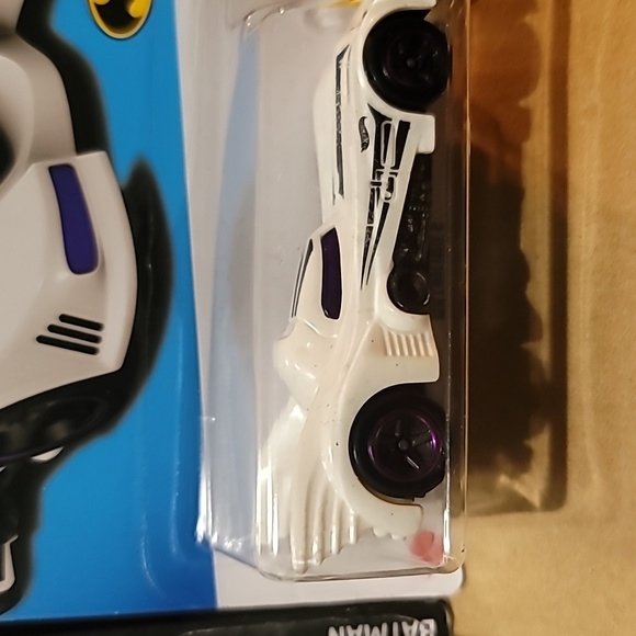 Hot Wheels Batmobile 2 Car set - Picture 3 of 4